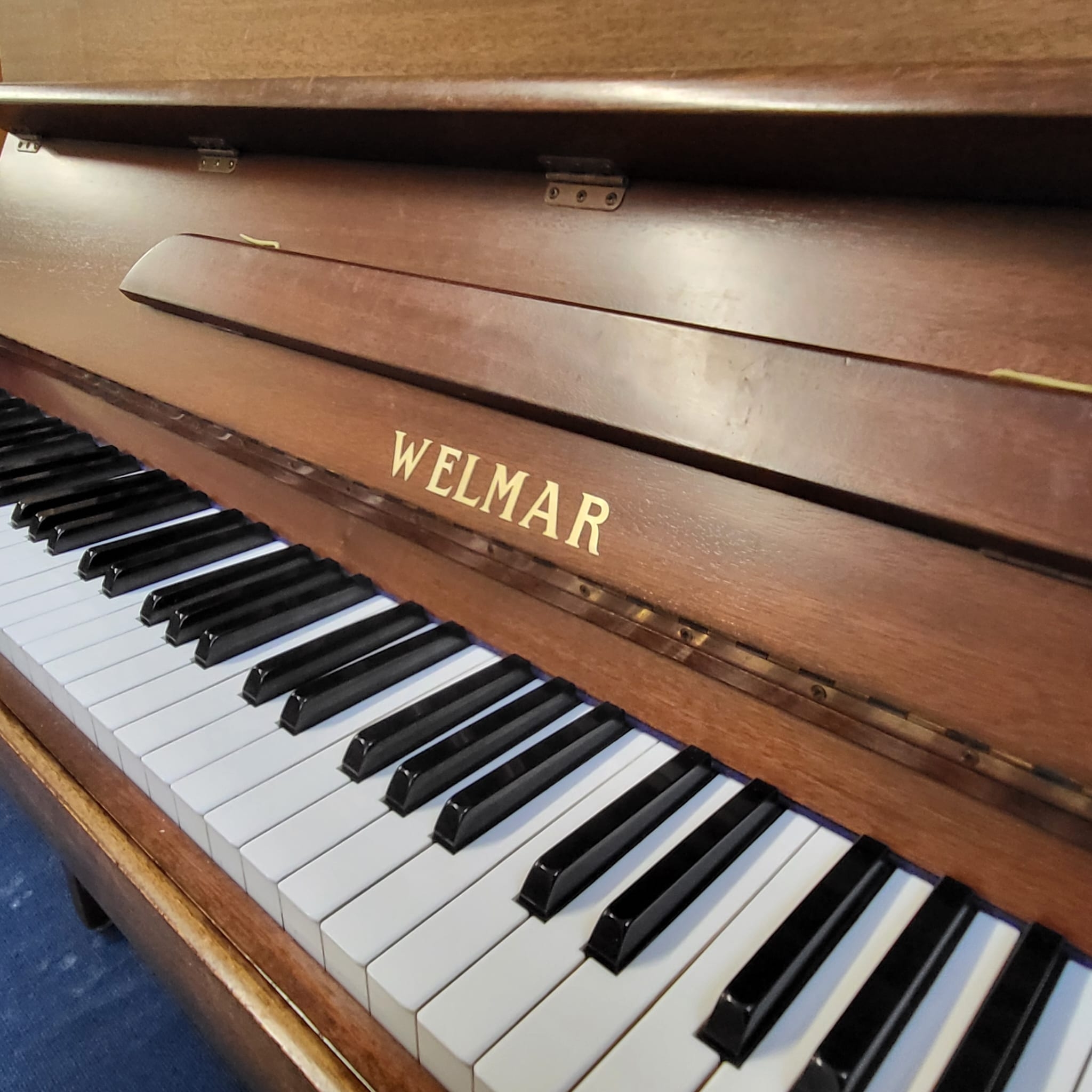 Welmar upright Piano in mahogany – Gallery image – Roberts Pianos Oxford