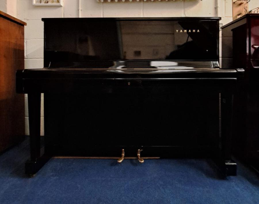 Yamaha U1D upright Piano in Black polyester – Gallery image – Roberts Pianos Oxford