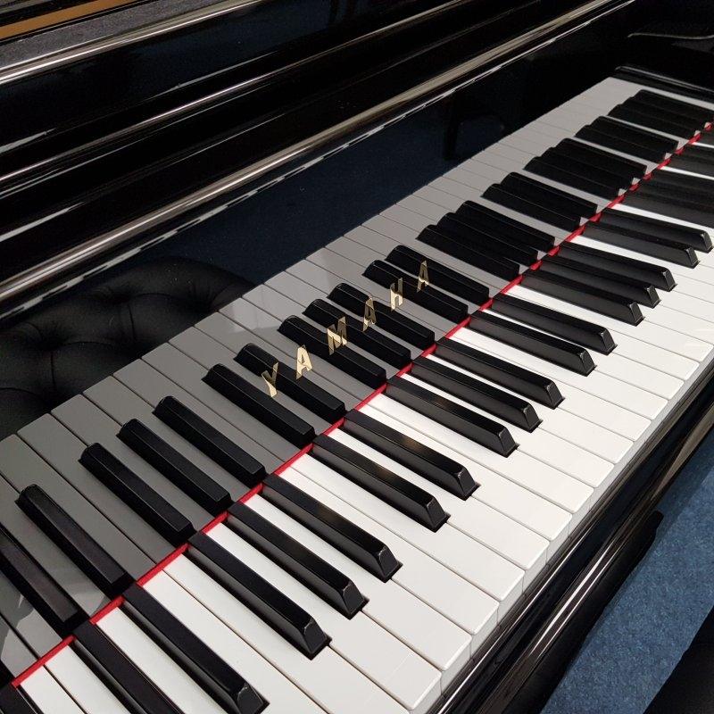Yamaha CF concert grand Piano in bright black – Gallery image – Roberts Pianos Oxford