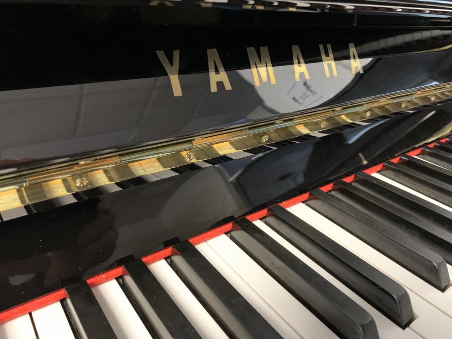 Yamaha C110A upright Piano in bright black – Gallery image – Roberts Pianos Oxford
