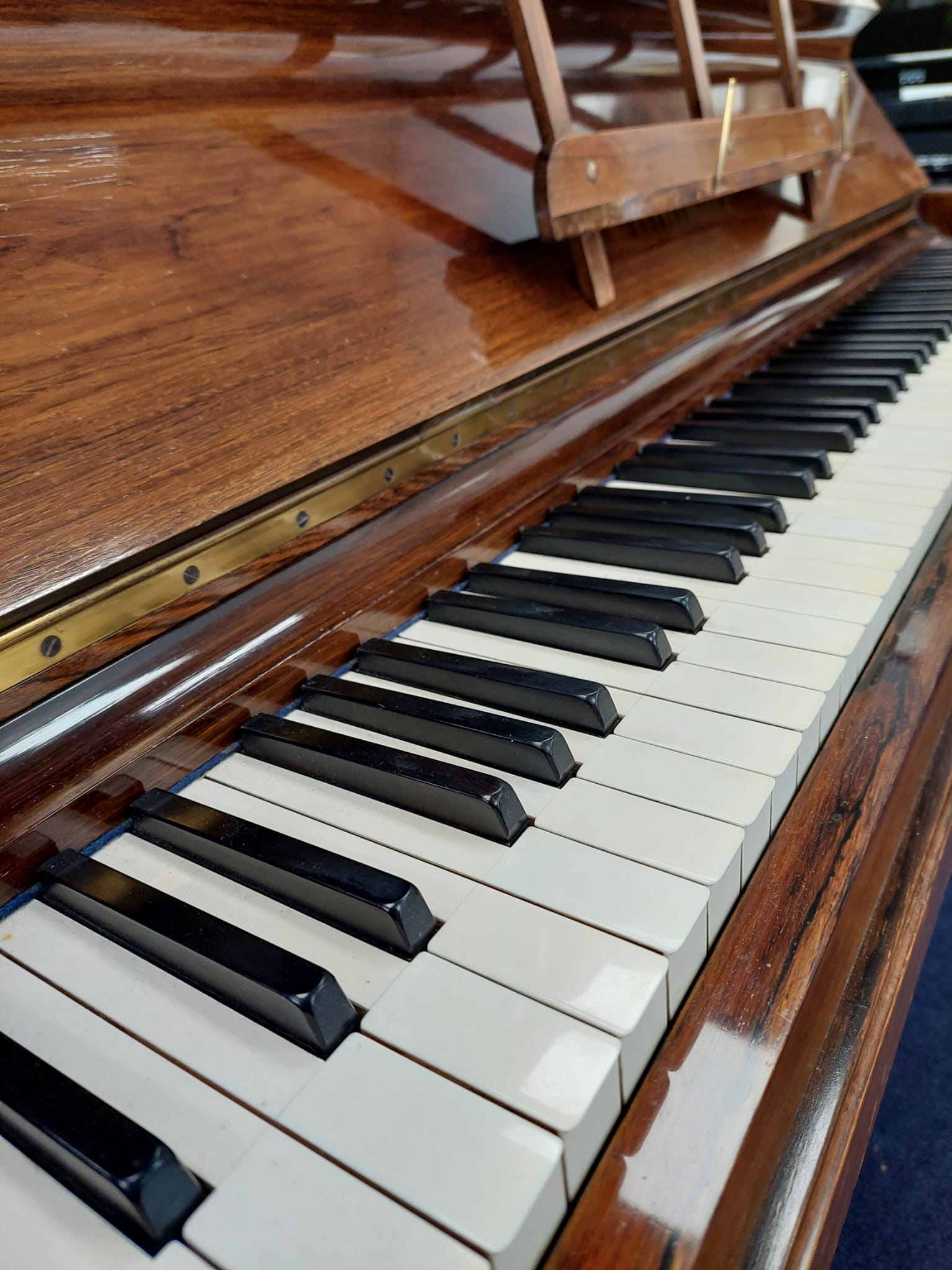 Bluthner upright Piano in Rosewood – Gallery image – Roberts Pianos Oxford