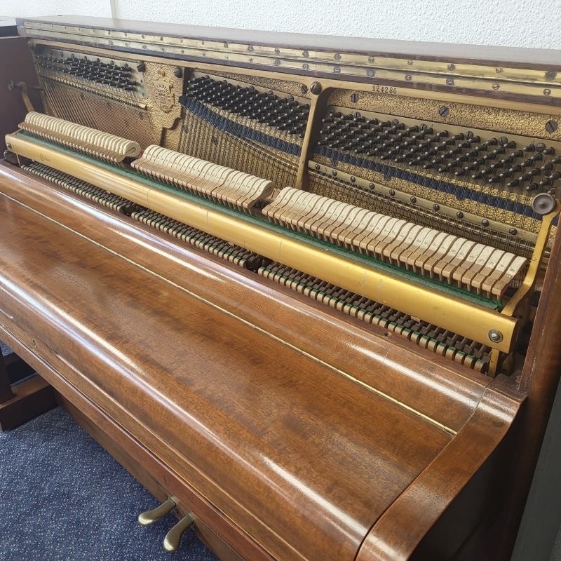 Bluthner upright Piano in mahogany – Gallery image – Roberts Pianos Oxford