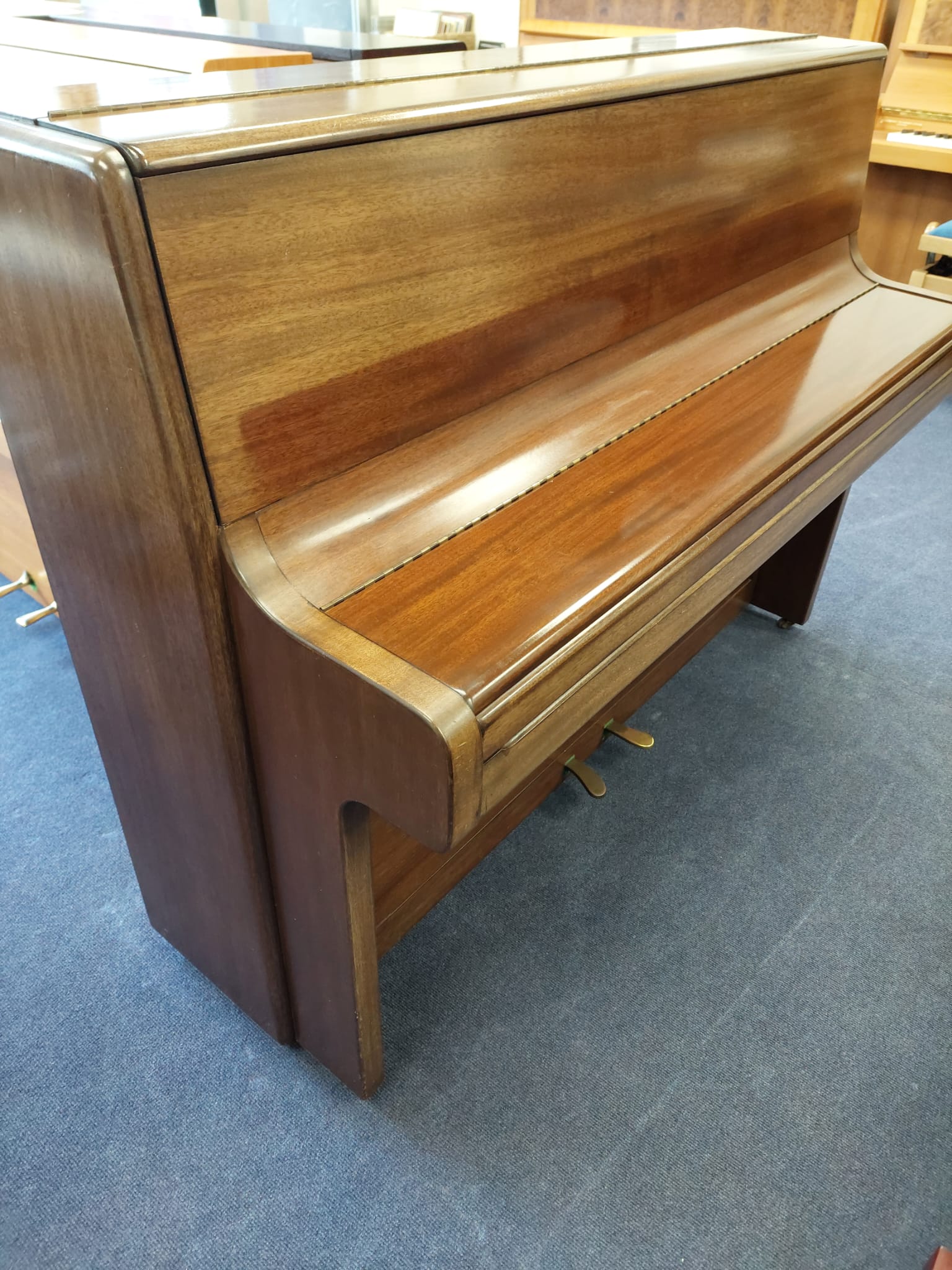 Welmar in Mahogany – Gallery image – Roberts Pianos Oxford