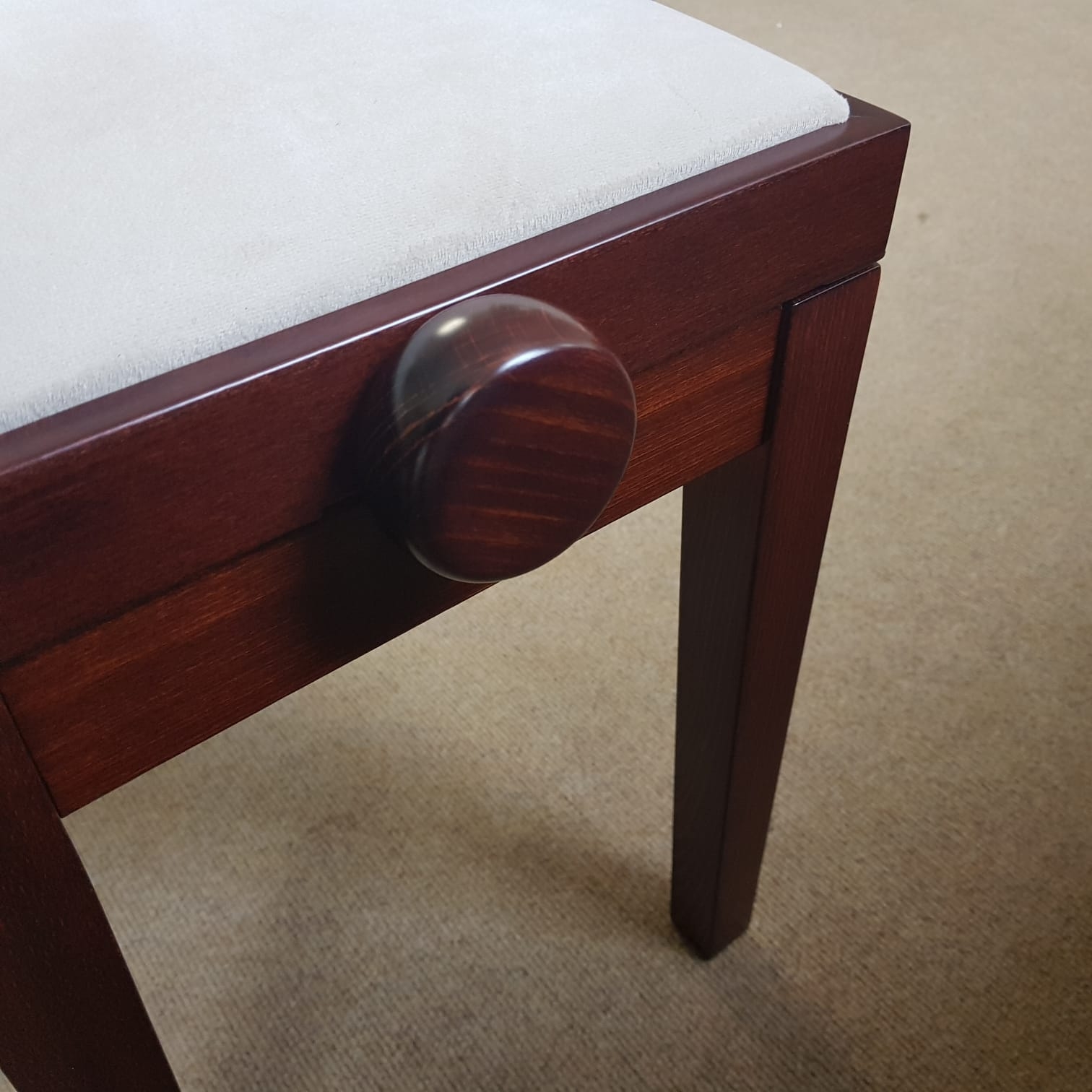 Hidrau Geneva Stool stool Piano in mahogany bur – Gallery image – Roberts Pianos Oxford