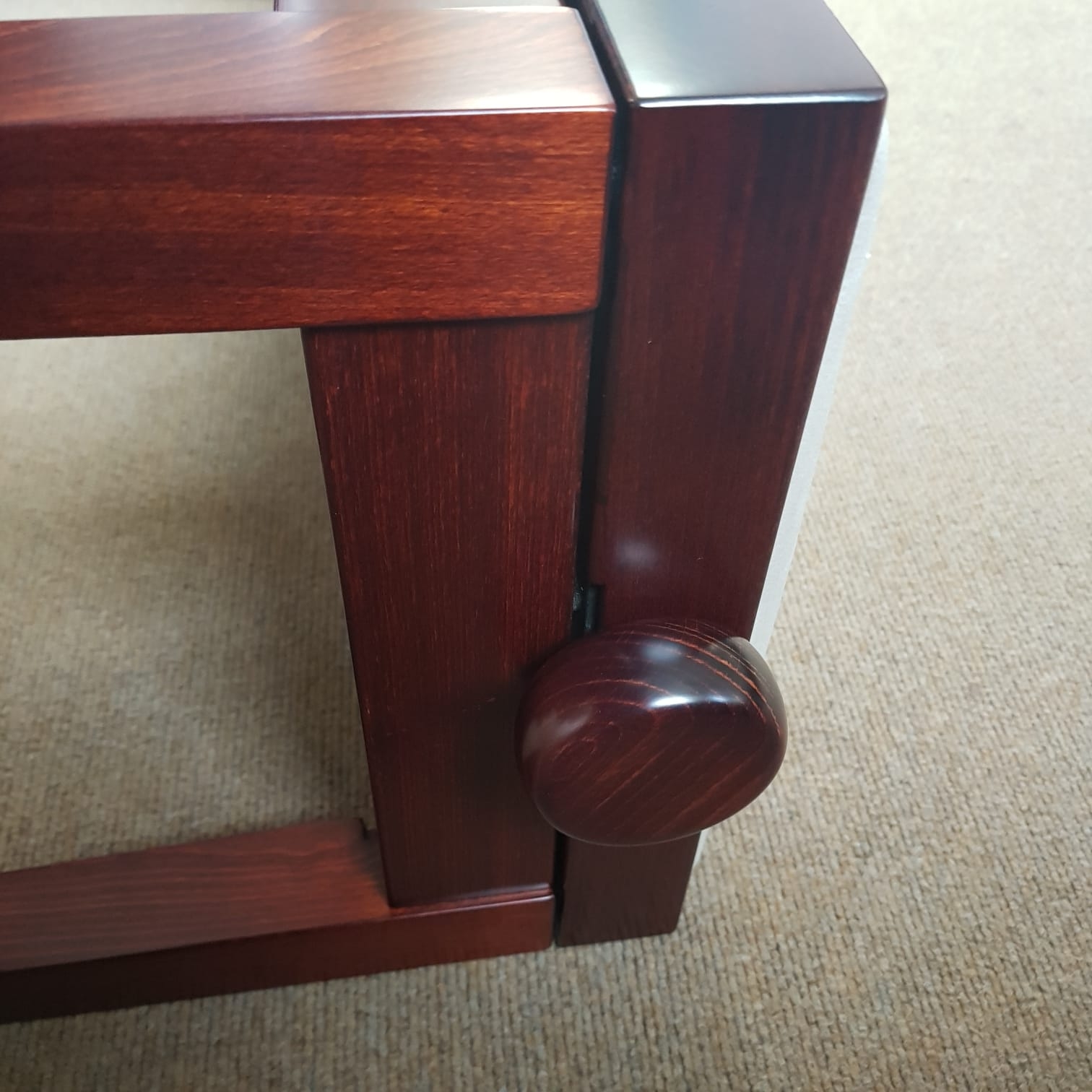 Hidrau Geneva Stool stool Piano in mahogany bur – Gallery image – Roberts Pianos Oxford