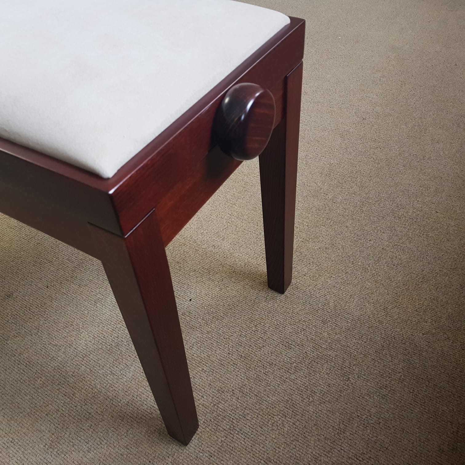 Hidrau Geneva Stool stool Piano in mahogany bur – Gallery image – Roberts Pianos Oxford