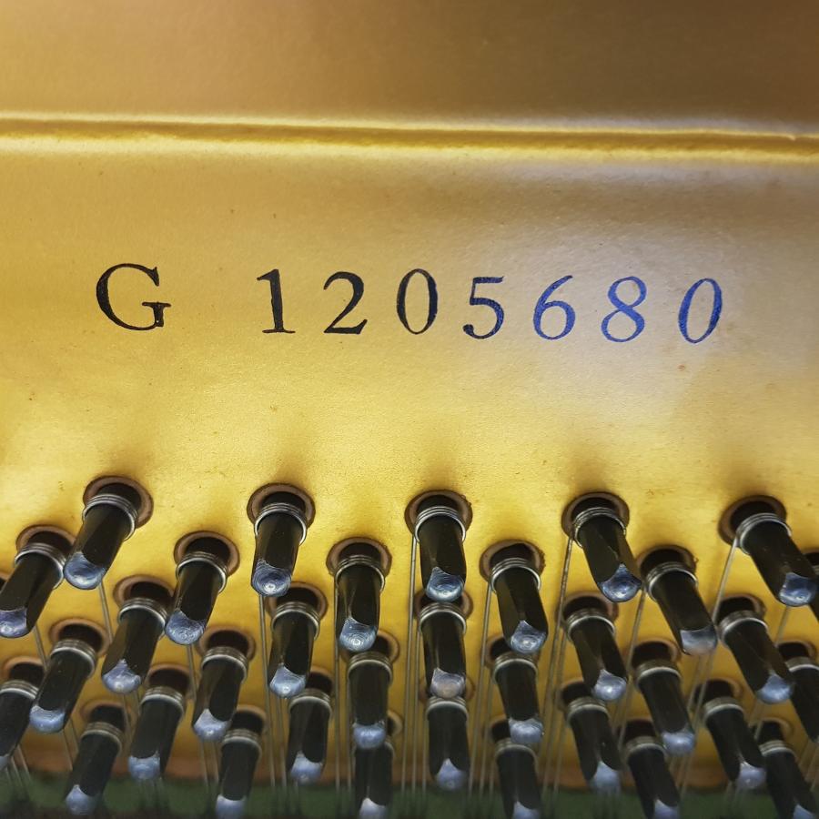 Yamaha U1G upright Piano in Bright black – Gallery image – Roberts Pianos Oxford
