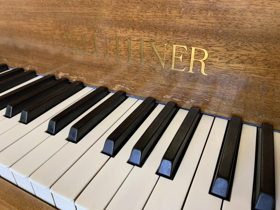 Bluthner lV grand Piano in mahogany – Gallery image – Roberts Pianos Oxford