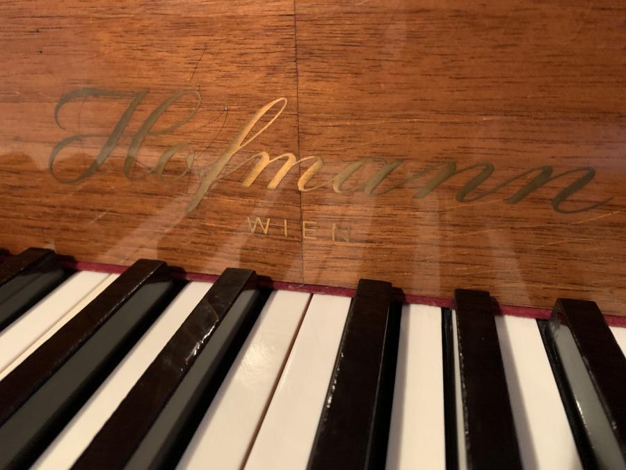 Hofmann & Czerny 150 grand Piano in bright walnut – Gallery image – Roberts Pianos Oxford