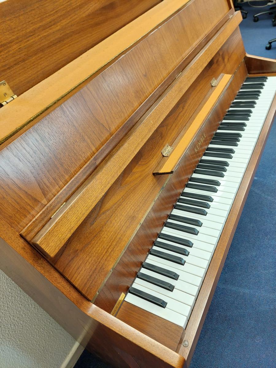 Kemble Compact upright Piano in Mahogany – Gallery image – Roberts Pianos Oxford