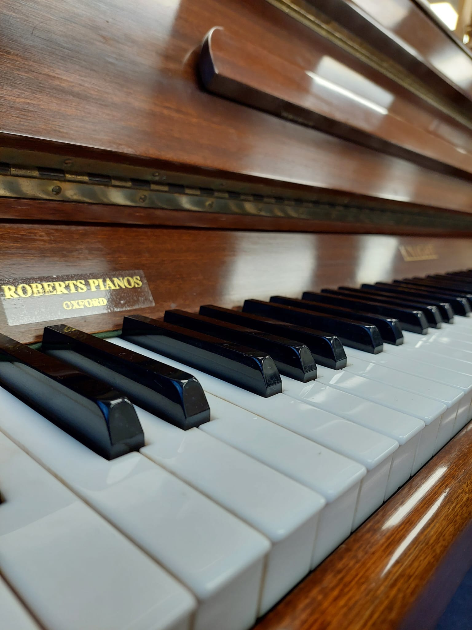 Knight K6 (K20) upright Piano in Mahogany satin – Gallery image – Roberts Pianos Oxford