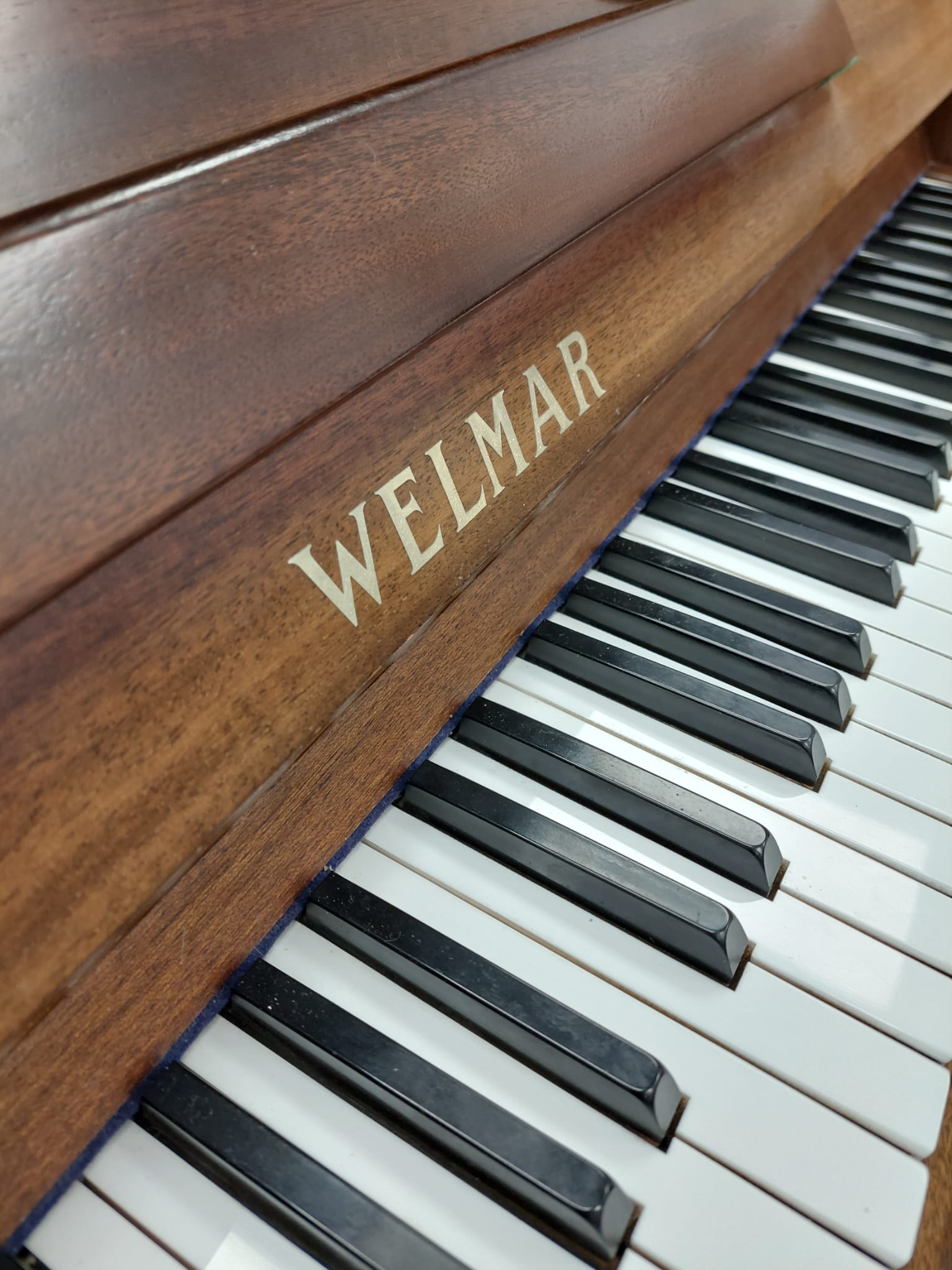 Welmar in Mahogany – Gallery image – Roberts Pianos Oxford