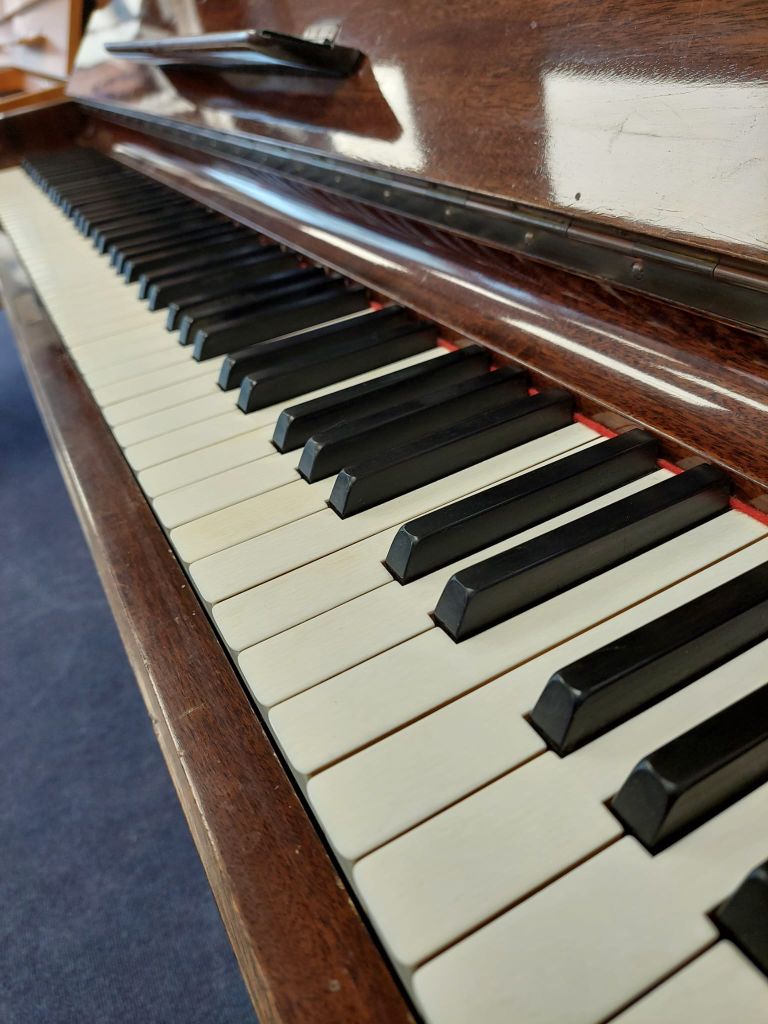 Steinway Vertegrand Upright Piano in Mahogany – Gallery image – Roberts Pianos Oxford