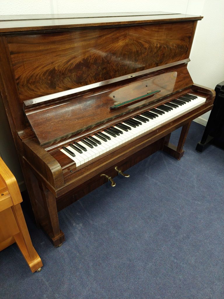 Steinway Vertegrand Upright Piano in Mahogany – Gallery image – Roberts Pianos Oxford