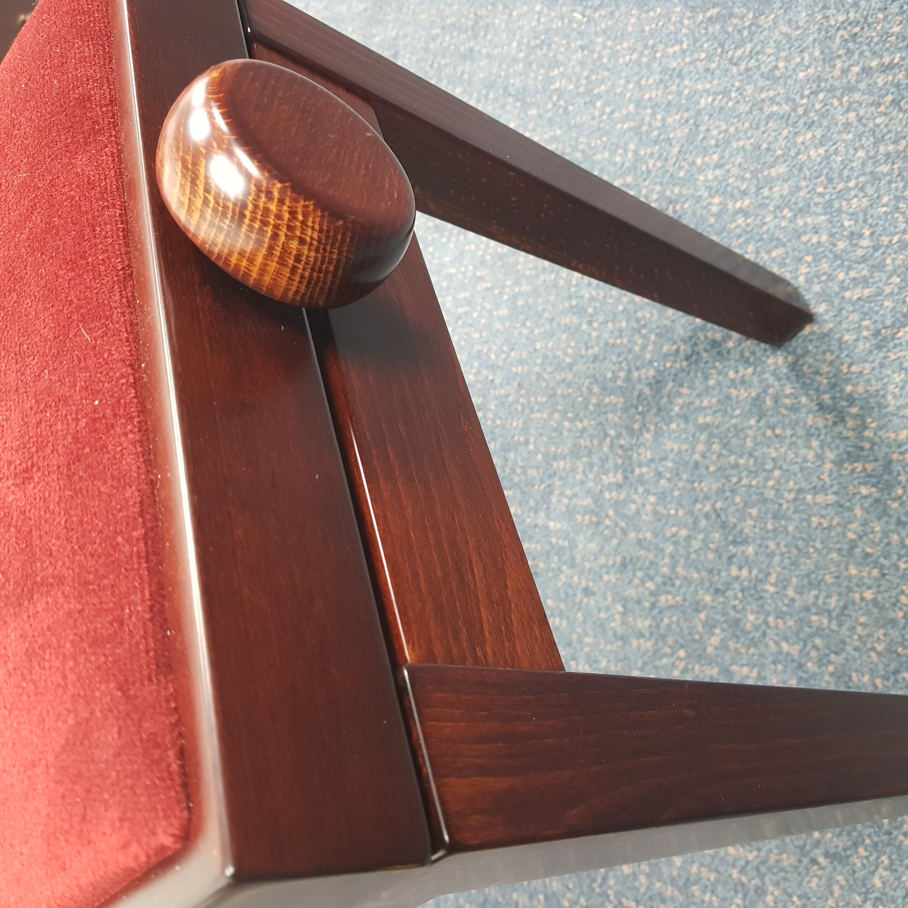 Hidrau Toledo Stool stool Piano in Mahogany Burgh – Gallery image – Roberts Pianos Oxford