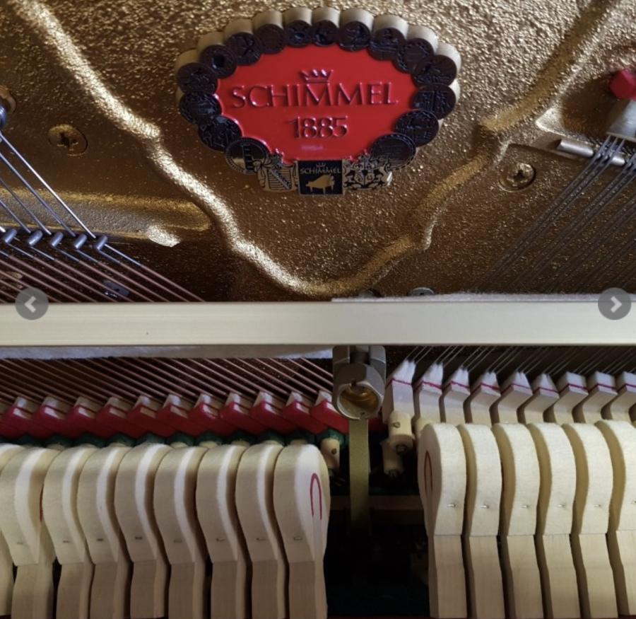 Schimmel 114 upright Piano in bright mahogany – Gallery image – Roberts Pianos Oxford