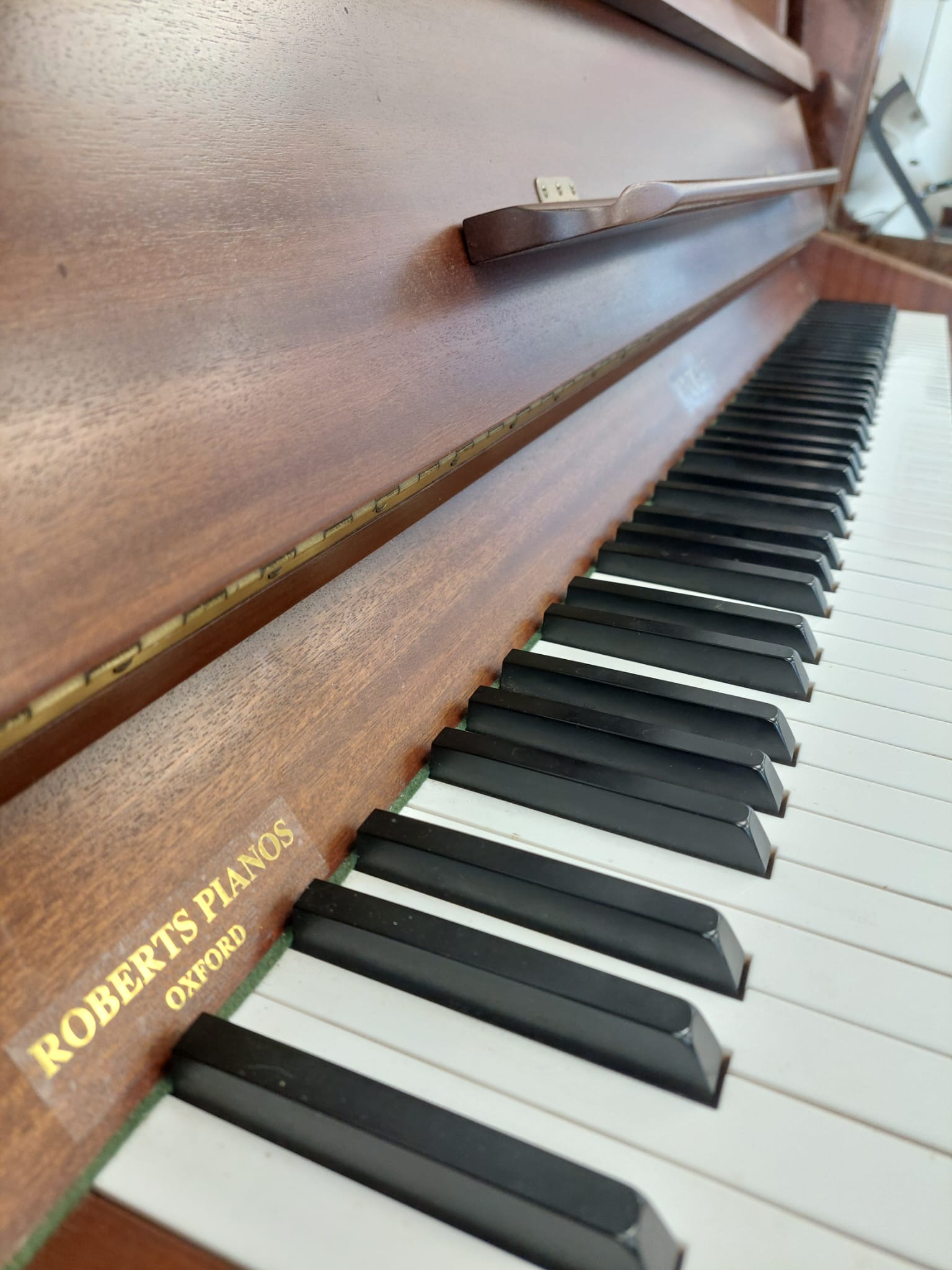 Knight K10 Slimline Upright Piano in Mahogany – Gallery image – Roberts Pianos Oxford