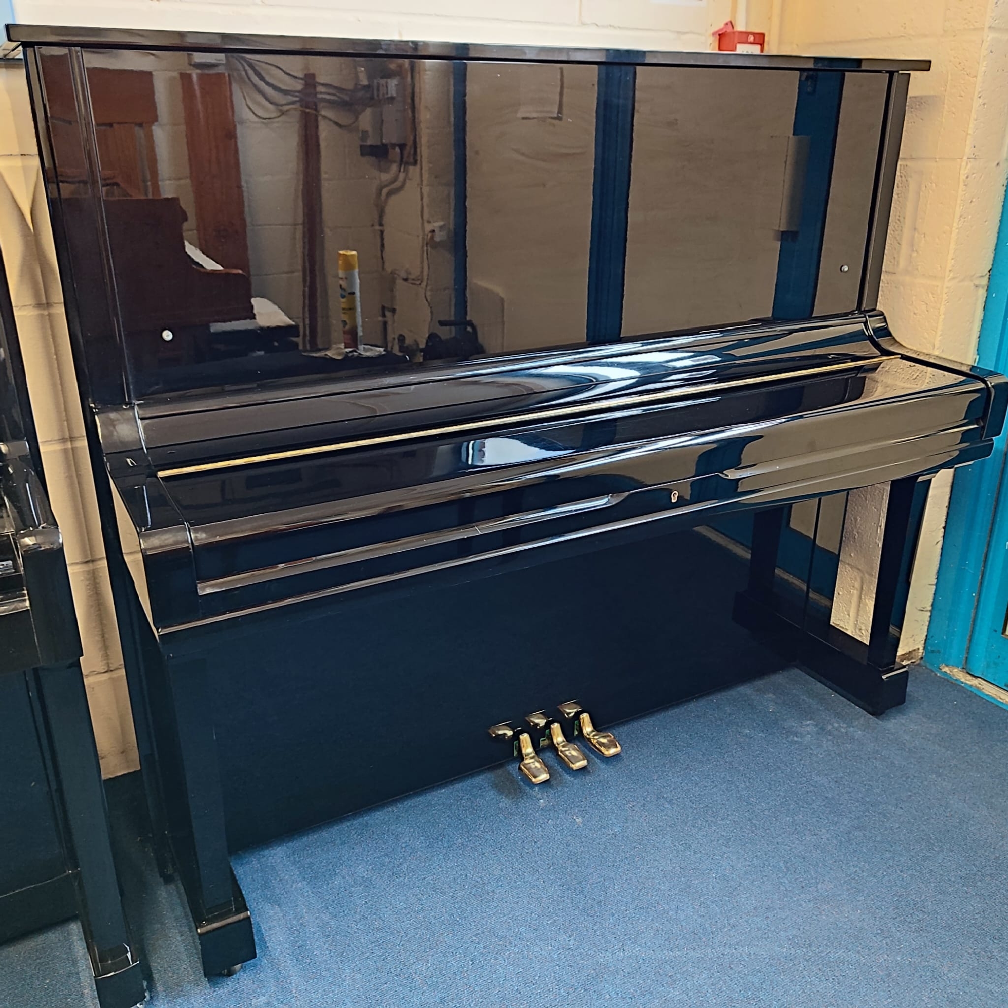 Yamaha U3H upright Piano in black polyester – Gallery image – Roberts Pianos Oxford