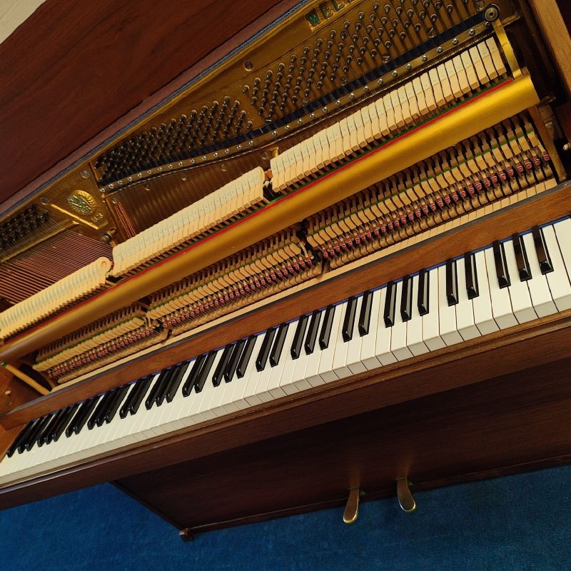 Welmar upright Piano in mahogany – Gallery image – Roberts Pianos Oxford