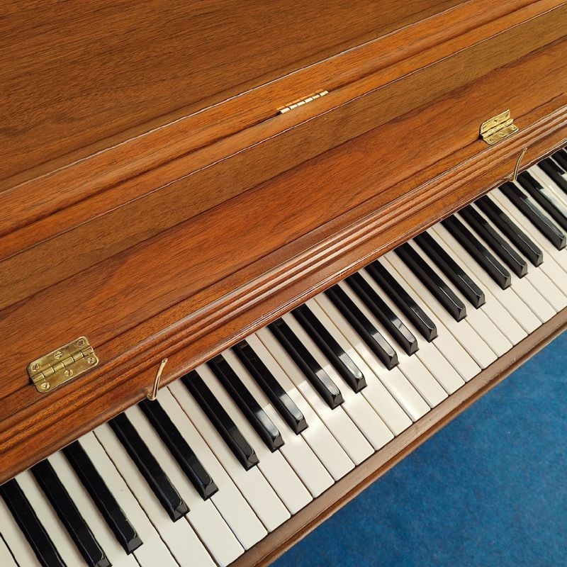 Welmar upright Piano in mahogany – Gallery image – Roberts Pianos Oxford