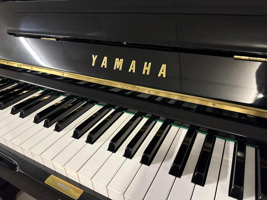 Yamaha U1G upright Piano in black polyester – Gallery image – Roberts Pianos Oxford