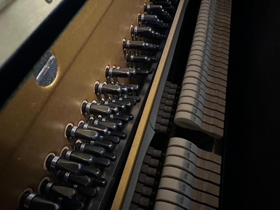 Yamaha U1G upright Piano in black polyester – Gallery image – Roberts Pianos Oxford