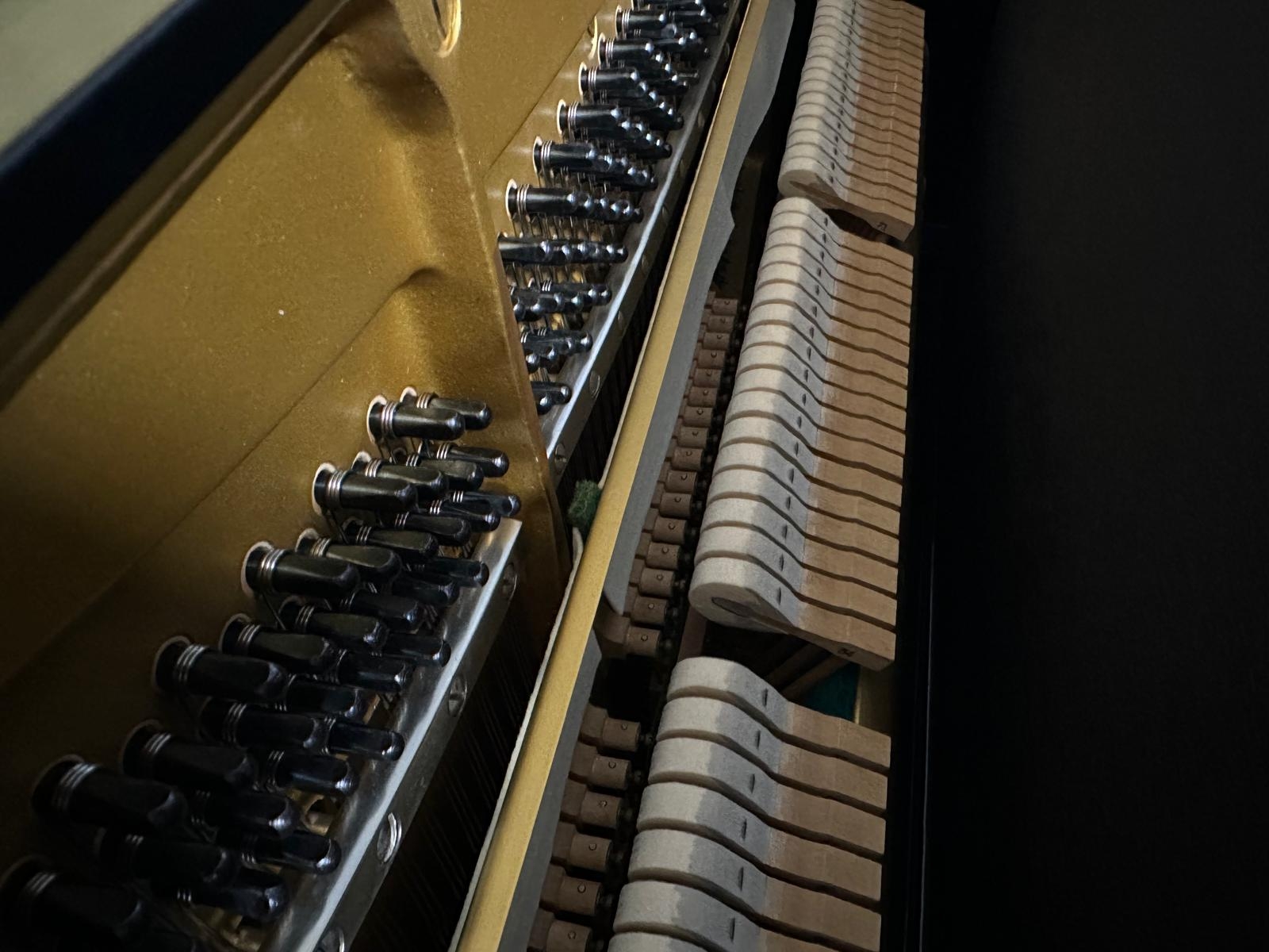 Yamaha U3H upright Piano in Black polyester – Gallery image – Roberts Pianos Oxford