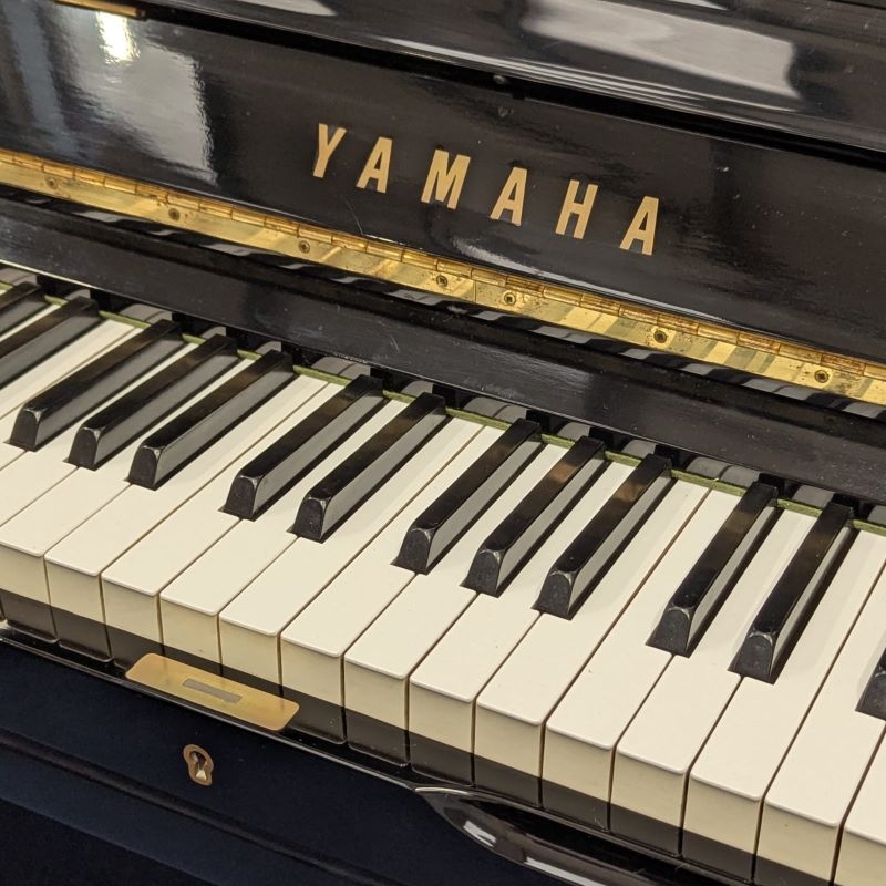 Yamaha U3H upright Piano in bright black – Gallery image – Roberts Pianos Oxford
