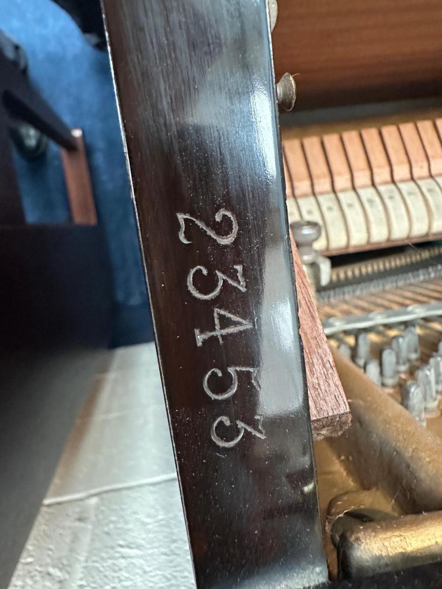 Welmar 118 Upright Piano in mahogany – Gallery image – Roberts Pianos Oxford