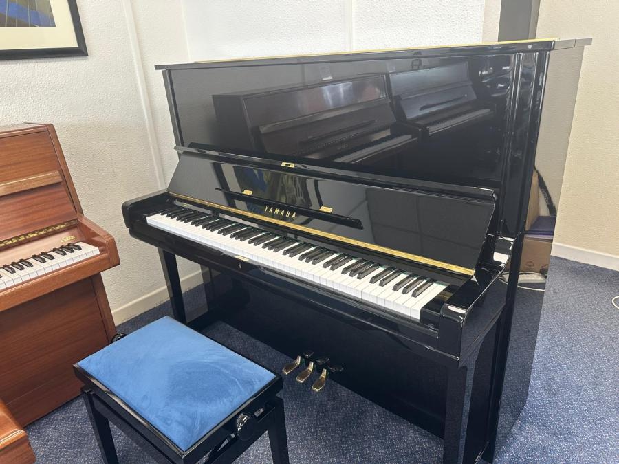 Yamaha U3G upright Piano in BLACK – Featured image – Roberts Pianos Oxford