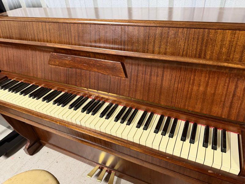 Erard upright Piano in Mahogany – Gallery image – Roberts Pianos Oxford