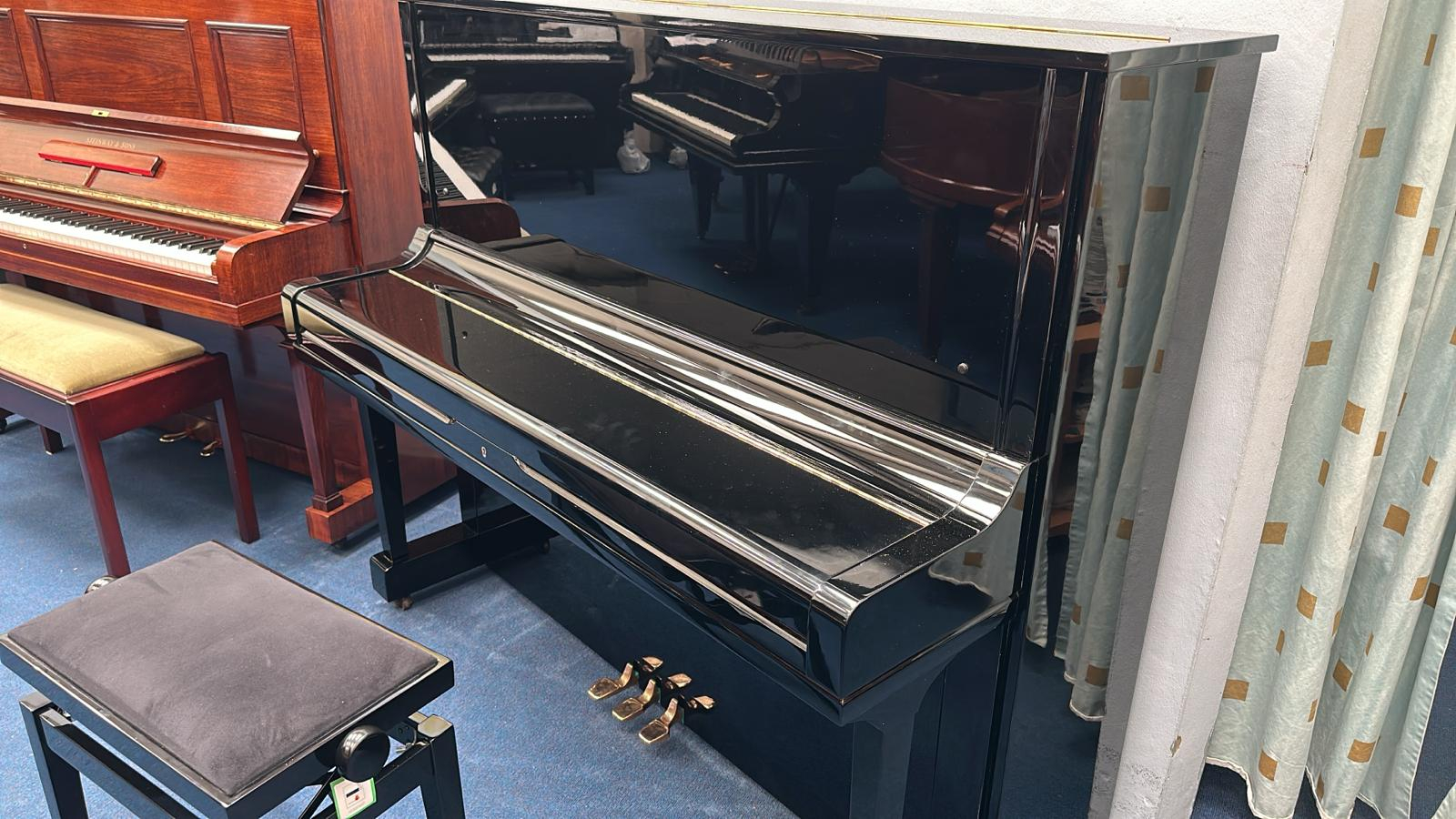 Yamaha U3G upright Piano in Black polyester – Gallery image – Roberts Pianos Oxford