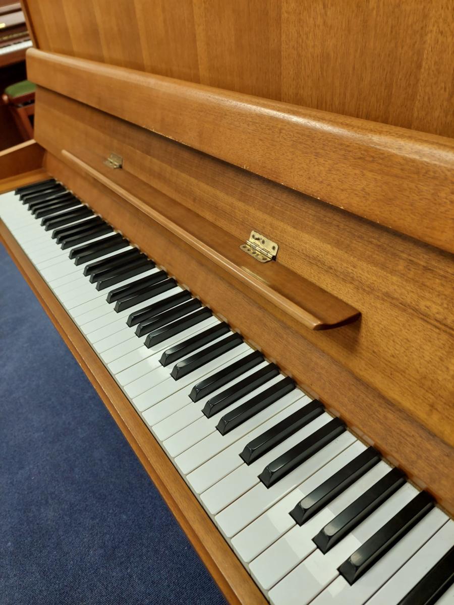 Yamaha 104 upright Piano in Teak veneer – Gallery image – Roberts Pianos Oxford