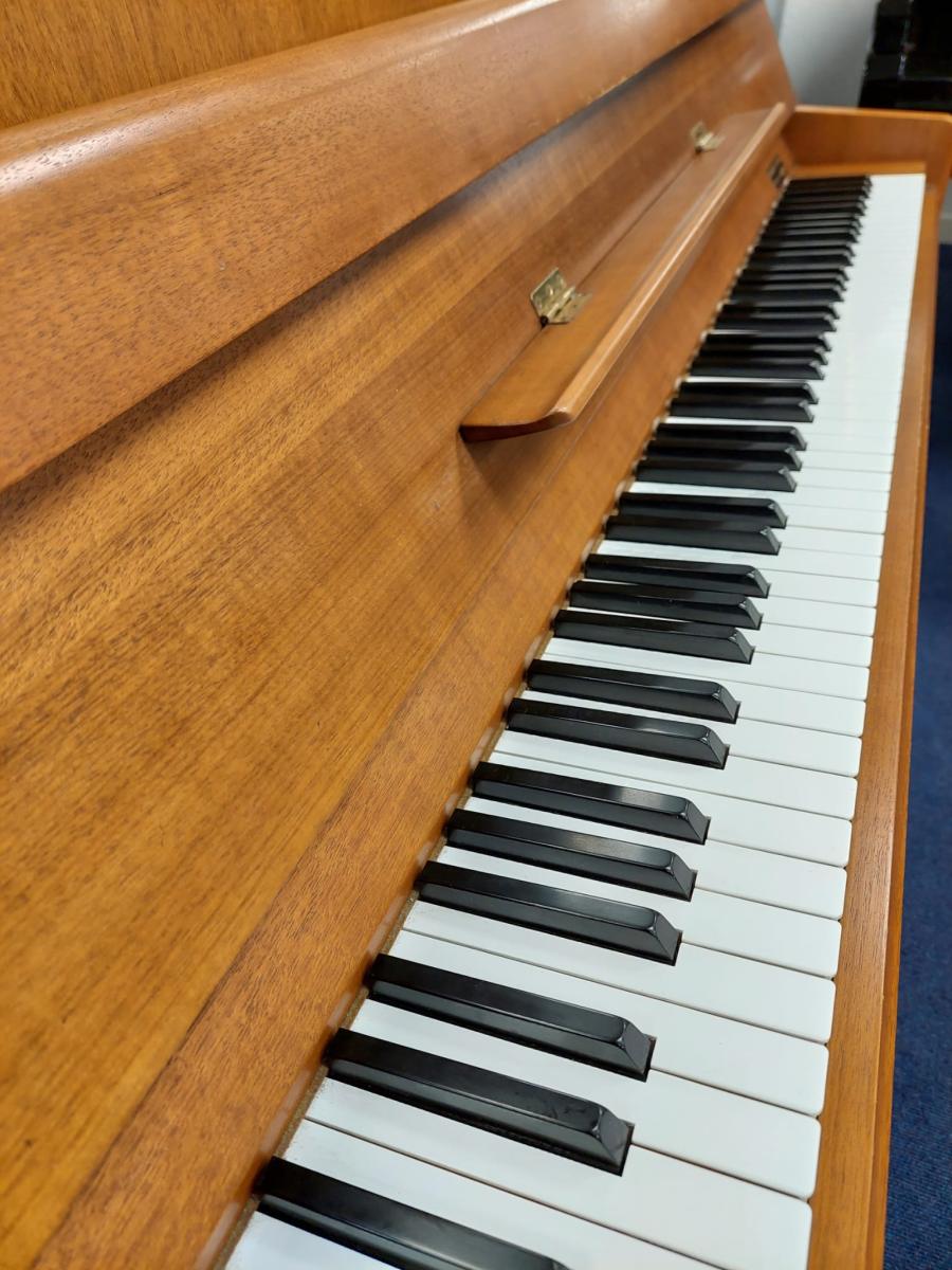Yamaha 104 upright Piano in Teak veneer – Gallery image – Roberts Pianos Oxford