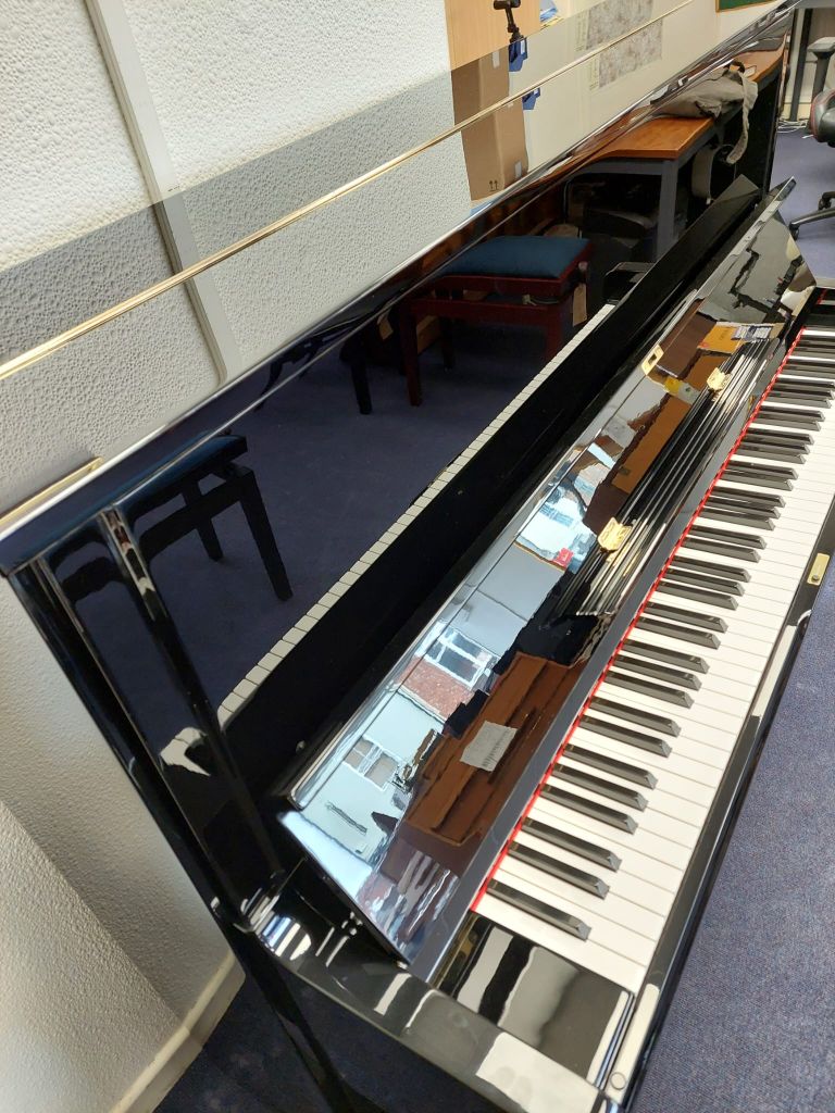 Yamaha U1H upright Piano in Black polyester – Gallery image – Roberts Pianos Oxford