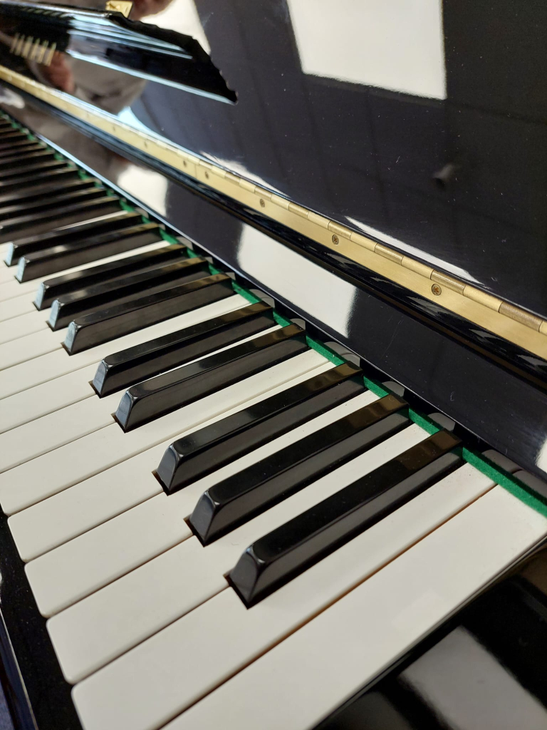 Yamaha U3H upright Piano in Black polyester – Gallery image – Roberts Pianos Oxford
