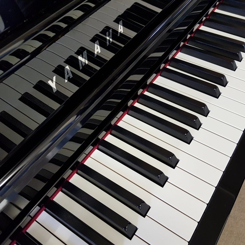 Yamaha Clavinova CLP-645 digital Piano in Black – Gallery image – Roberts Pianos Oxford