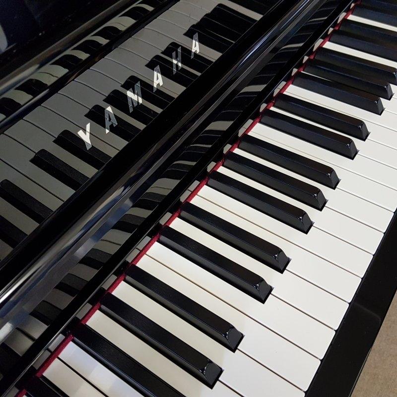 Yamaha Clavinova CLP-645 digital Piano in Black – Gallery image – Roberts Pianos Oxford