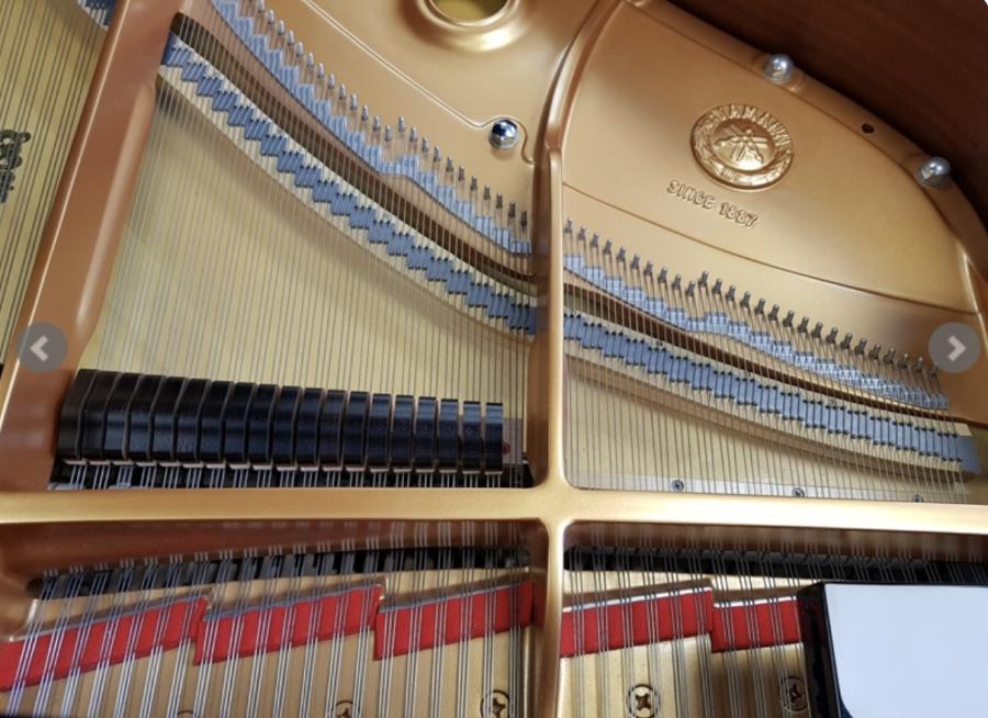 Yamaha S6 grand Piano in black polyester – Gallery image – Roberts Pianos Oxford