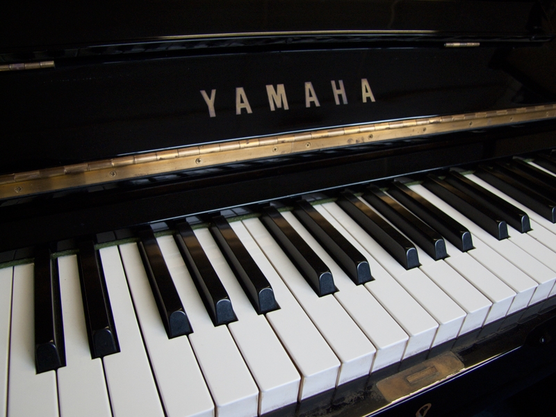 Yamaha U3H upright Piano in black polyester – Gallery image – Roberts Pianos Oxford