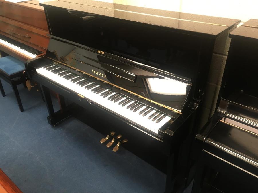 Yamaha U1G upright Piano in Black polyester – Gallery image – Roberts Pianos Oxford
