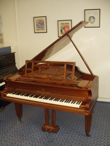 Gors & Kallmann piano