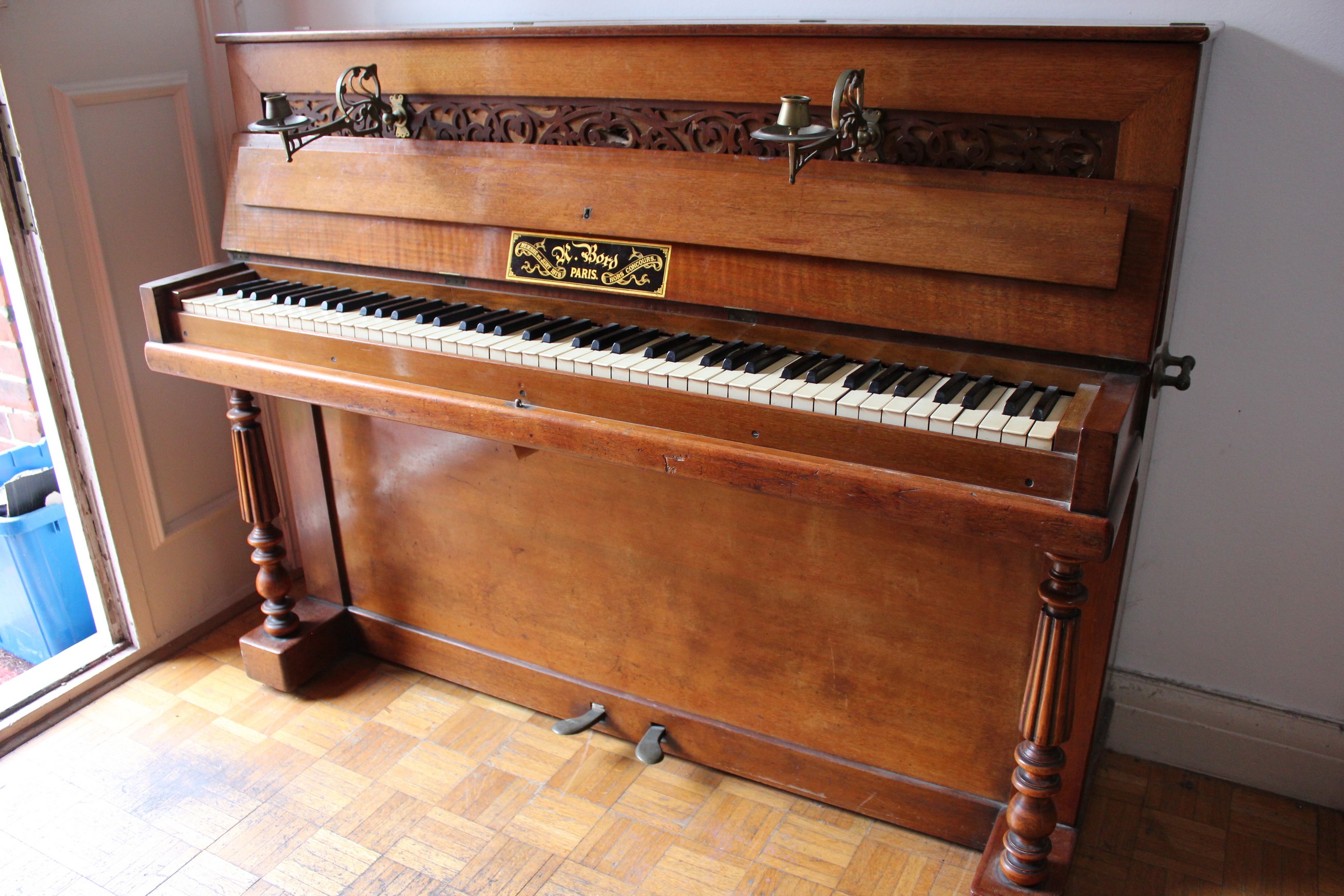 This is the most common style of Bord upright piano, probably accounting for about 60% of all those in the UK. It is straight strung and overdamped (see video on Common Makes page). The tuning pins are often very loose as the wrest plank dries out with central heating.