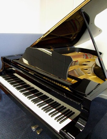Yamaha grand piano in black, showing clearly the keys.