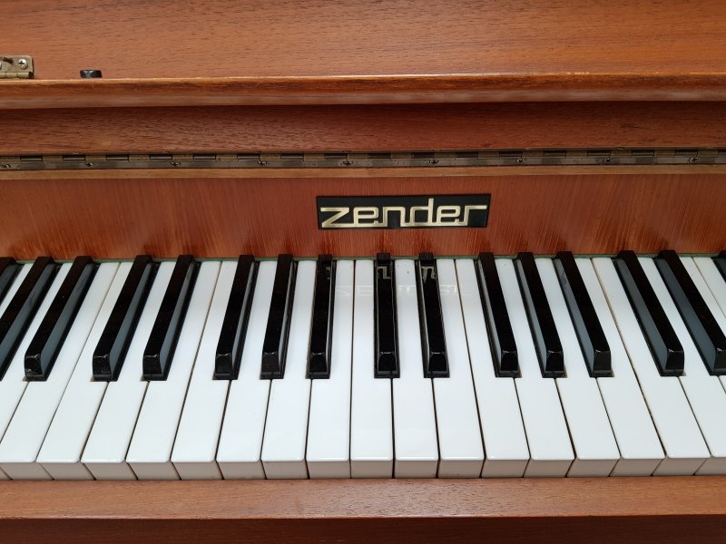 Sold Zender piano