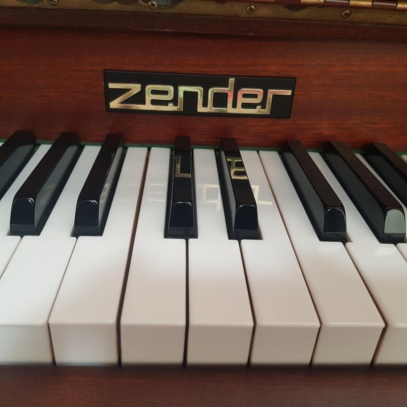 Sold Zender piano
