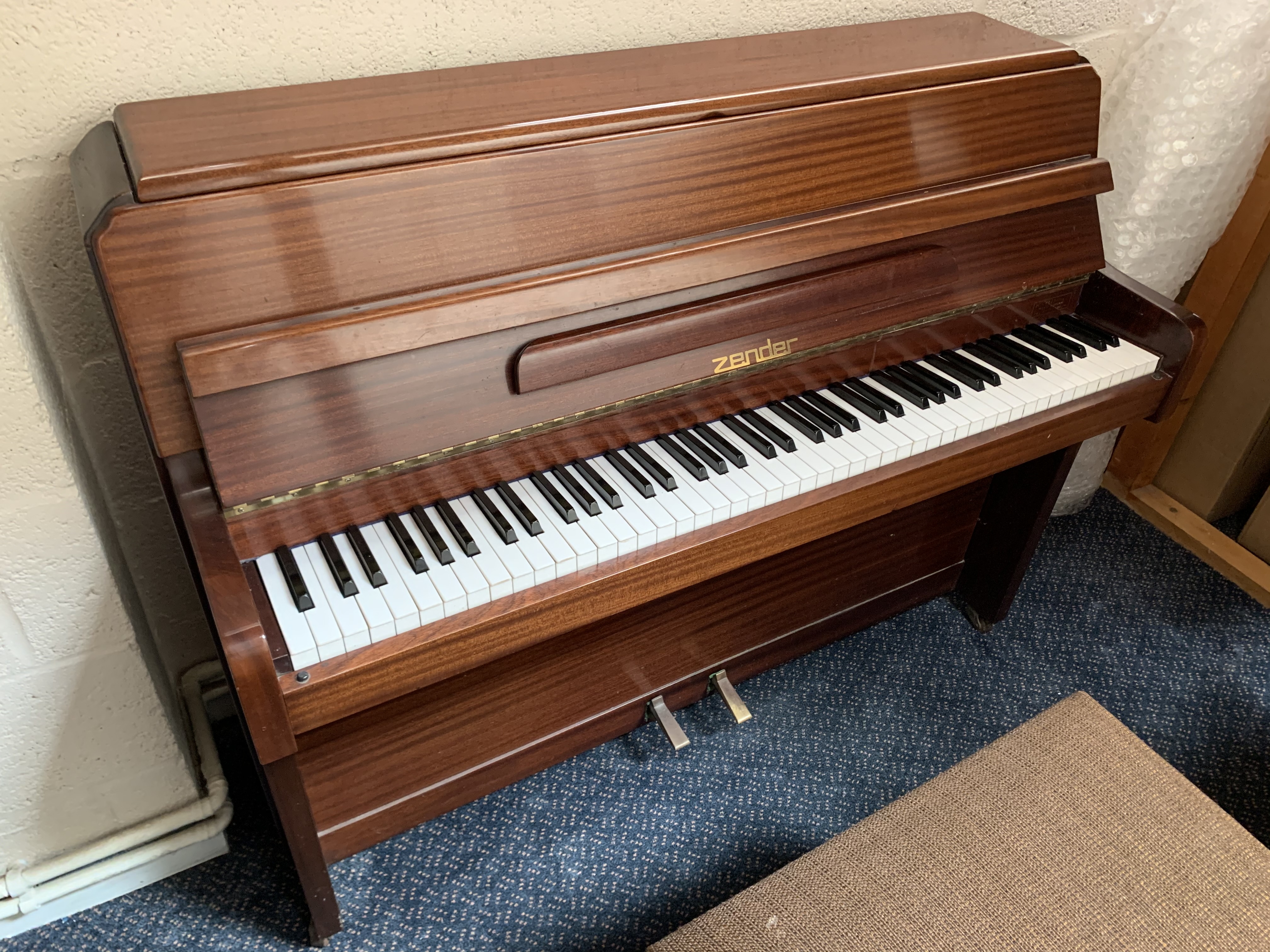 Sold Zender piano