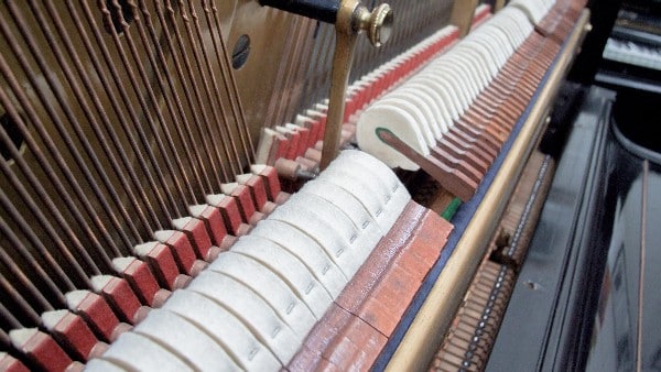 Under-damper mechanism in a Blüthner upright piano